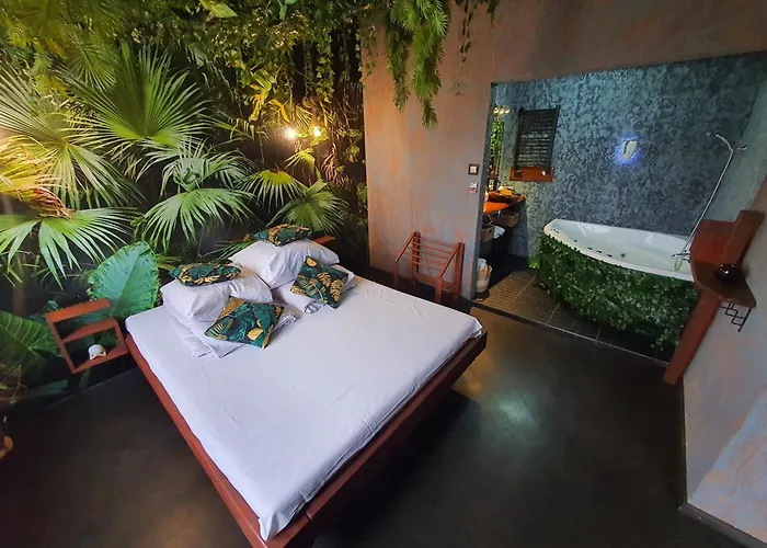 Tropicana Jacuzzi Apartment